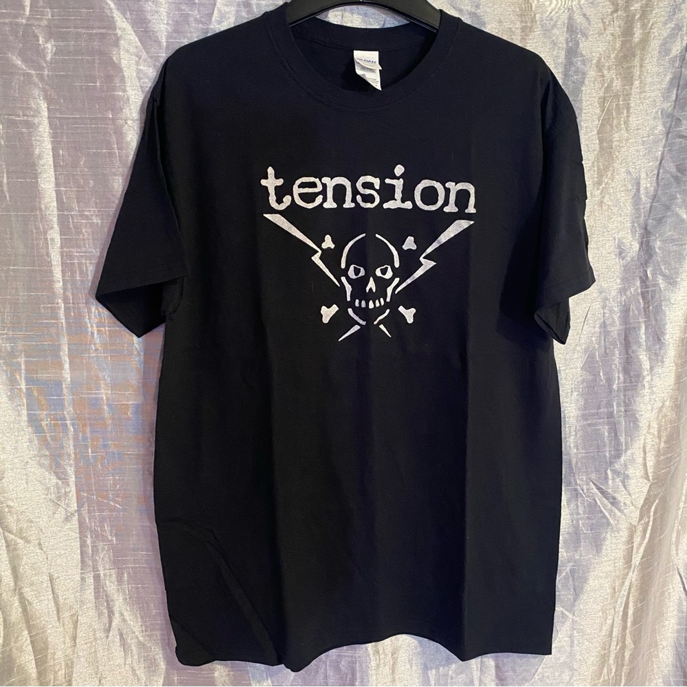 Tension band tee silver skull, GUC,SZ L, metal band. Chest 21”, length 29” sl 4”